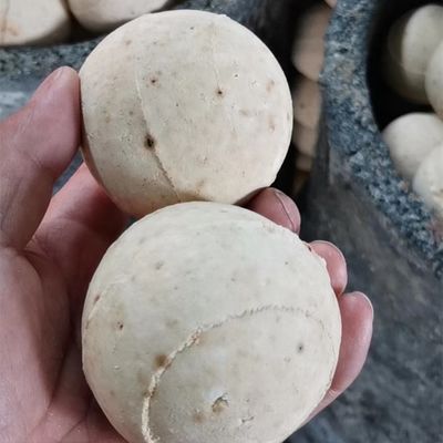 65% Al2O3 Contenuto di allumina sfere di fuoco sfere di ceramica bianche inerte per la lavorazione chimica