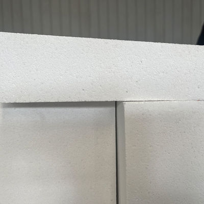 Materie refrattarie per forni fabbricate con sfere di alumina a bolla fusa